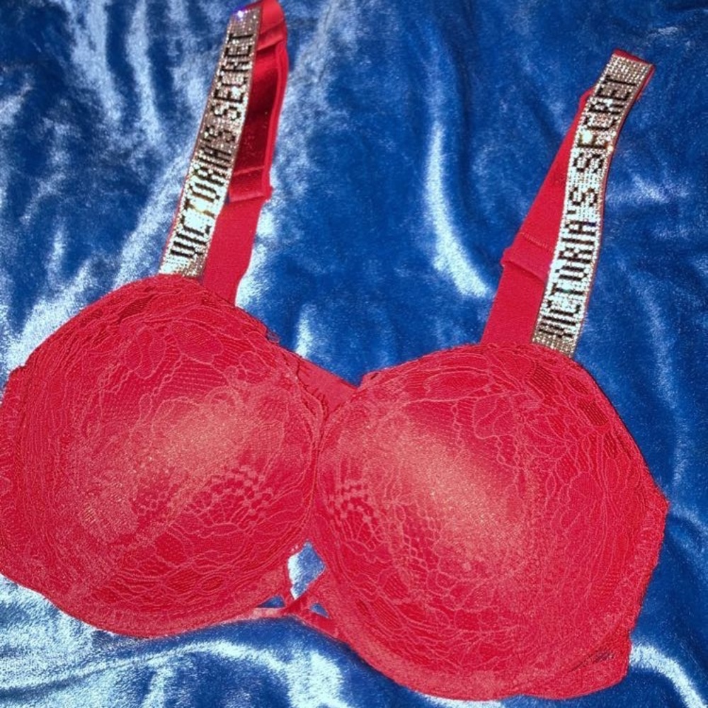 Victoria’s Secret bombshell shine strap push up bra😍